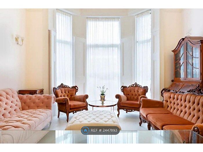 2 Bedroom Flat To Rent In Russell Road, London, W14