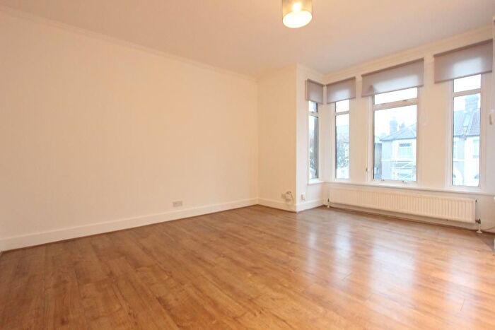2 Bedroom Flat To Rent In Wanstead Park Road, Ilford, London, IG1