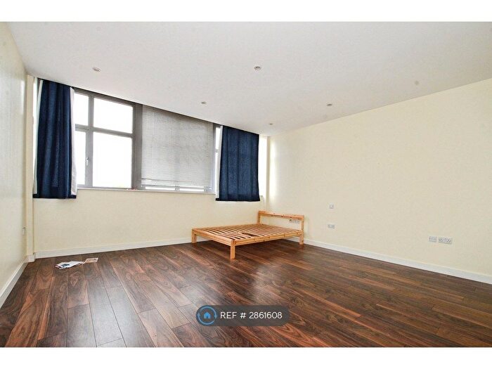 Studio To Rent In Imperial Drive, Harrow, HA2