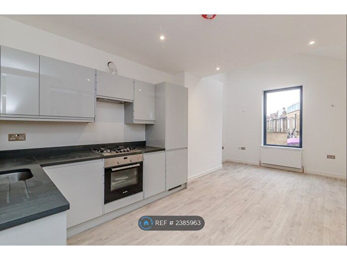 2 Bedroom Flat To Rent In Garratt Lane, London, SW18