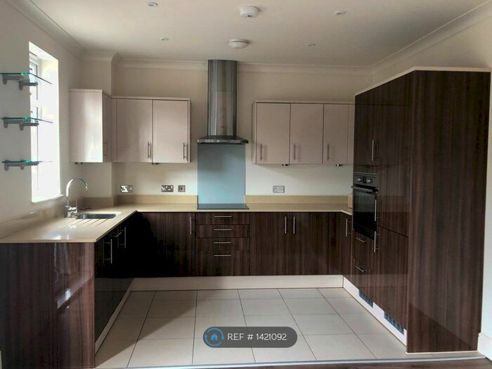 2 Bedroom Flat To Rent In Burlington Apartments, Bromley, BR2