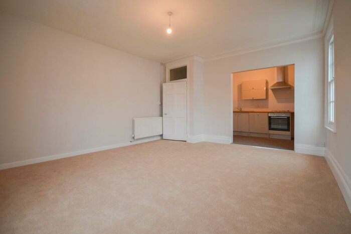2 Bedroom Flat To Rent In Silver Street, Wilton, Salisbury, SP2