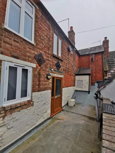 3 Bedroom Flat To Rent In Sheaf Street, Daventry, NN11