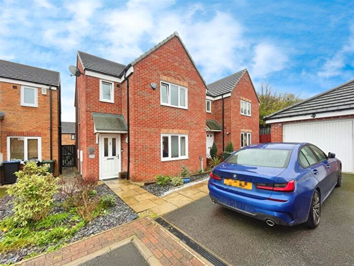 3 Bedroom Detached House For Sale In Cherry Grove, Bradford, BD6