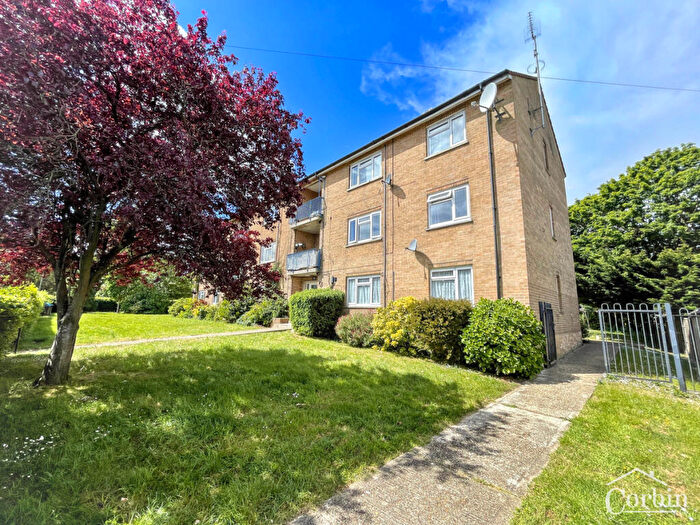2 Bedroom Flat For Sale In Kinson Grove, Bournemouth, BH10