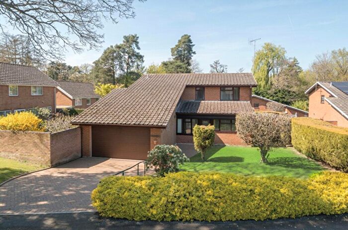 4 Bedroom Detached House For Sale In Coleridge Avenue, Yateley, Hampshire, GU46