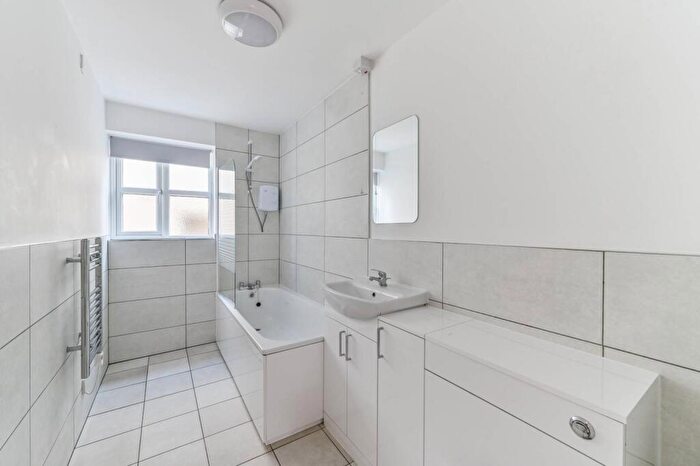 2 Bedroom Flat To Rent In Somerville Road, Penge, London, SE20