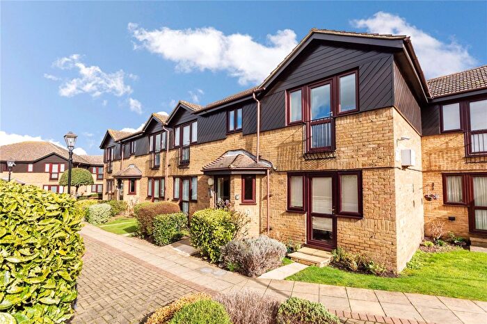 1 Bedroom Flat For Sale In Chapel Lodge, Rainham, RM13