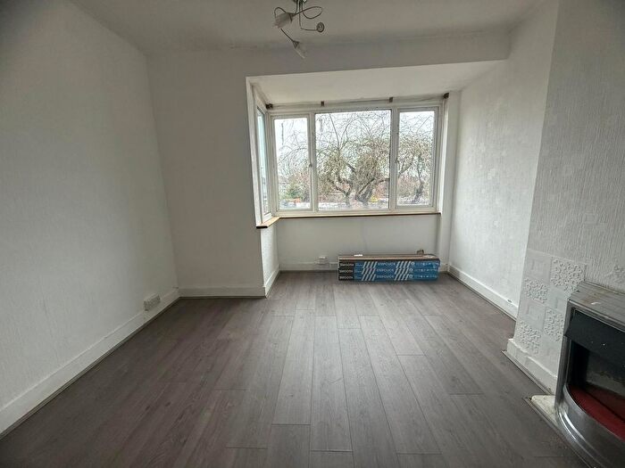 2 Bedroom Maisonette To Rent In Westmoor Road, Enfield, EN3