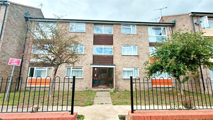 2 Bedroom Flat To Rent In Gilbert Close, Swanscombe, Kent, DA10