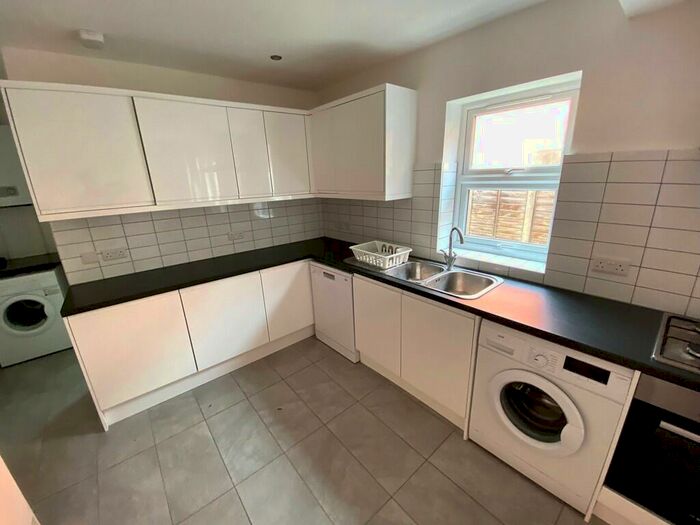 6 Bedroom Semi-Detached House To Rent In Holyrood Avenue, Southampton, SO17