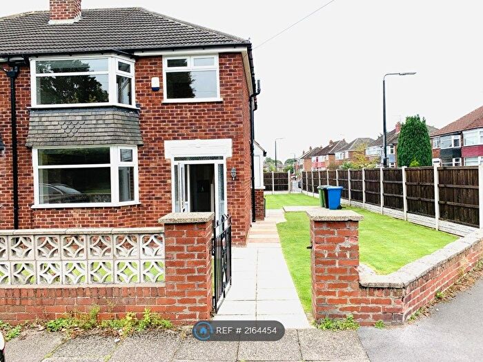 3 Bedroom Flat To Rent In Glencoe Drive, Sale, M33