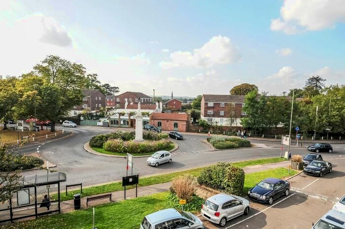 2 Bedroom Flat To Rent In Queens Road, Weybridge, KT13