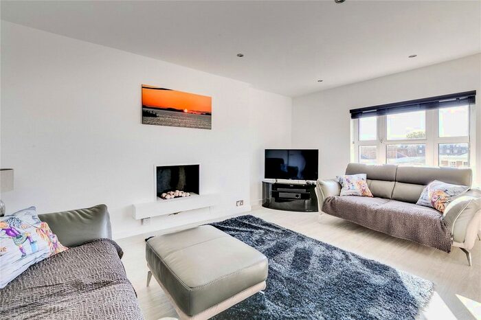 1 Bedroom Flat To Rent In St James&rsquo;S Gardens, London, W11