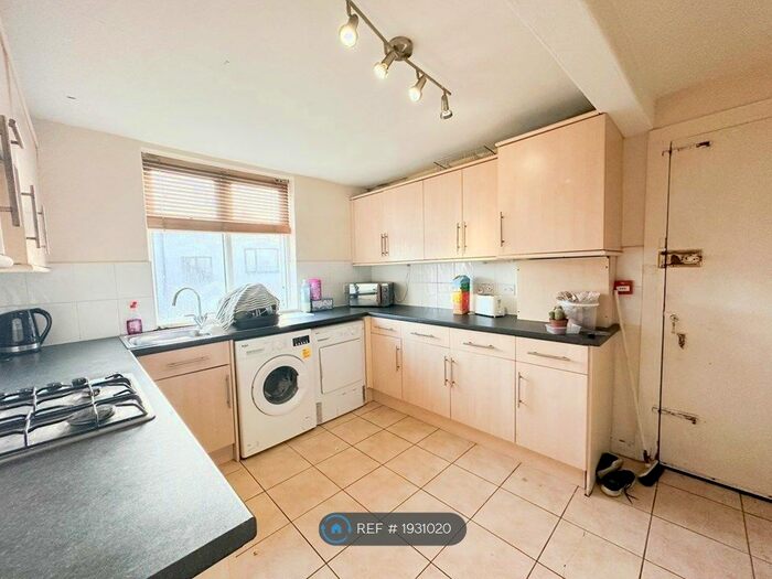 2 Bedroom Flat To Rent In Wingrove Road, Newcastle Upon Tyne, NE4