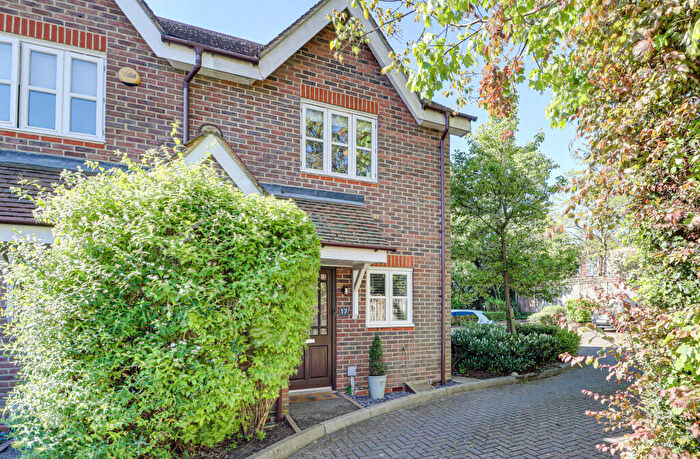 2 Bedroom End Of Terrace House For Sale In Elm Lawns Close, Avenue Road, St. Albans, AL1