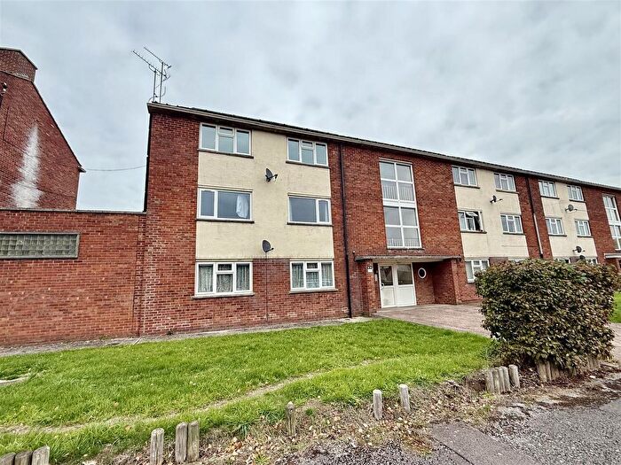2 Bedroom Flat For Sale In Neeld Crescent, Chippenham, SN14