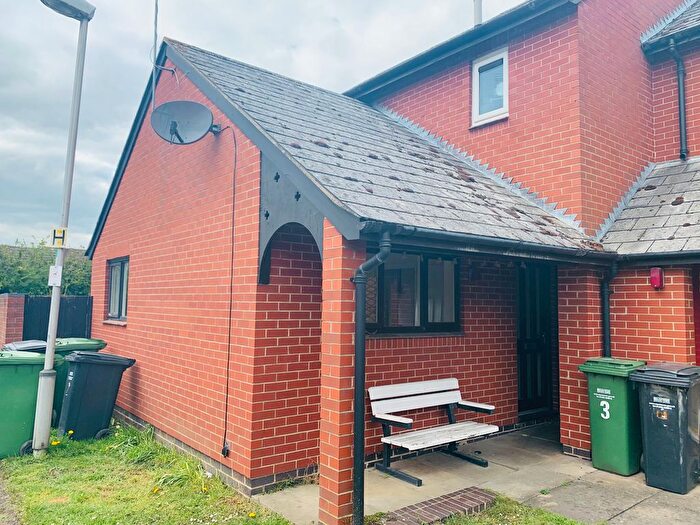 2 Bedroom Flat To Rent In De La Bere Close, Evesham, WR11