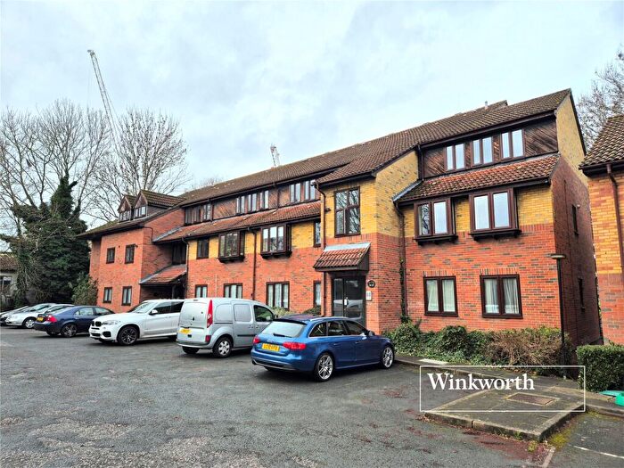 Studio For Sale In Glyn Avenue, New Barnet, EN4