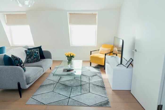 3 Bedroom Flat To Rent In Marylebone Lane, London, W1U