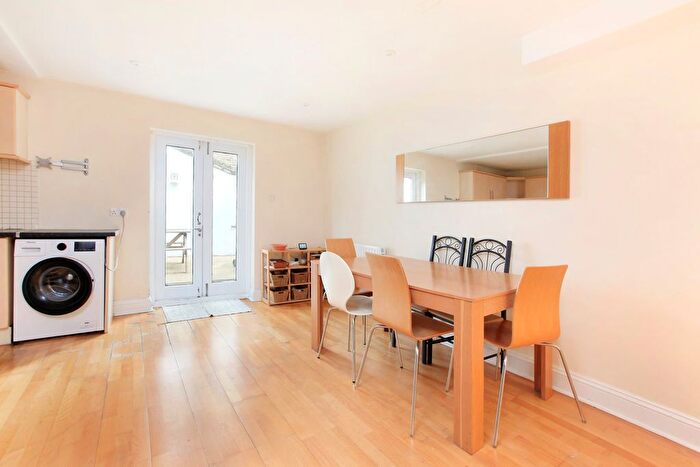 2 Bedroom Flat To Rent In Ballater Road, Brixton, SW2