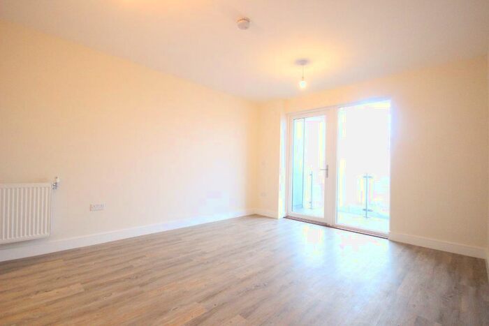 2 Bedroom Flat To Rent In Peninsula Quay, Pegasus Way, Gillingham, Kent, ME7