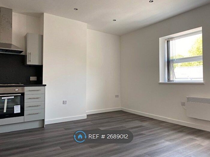 2 Bedroom Flat To Rent In Reddish Lane, Manchester, M18