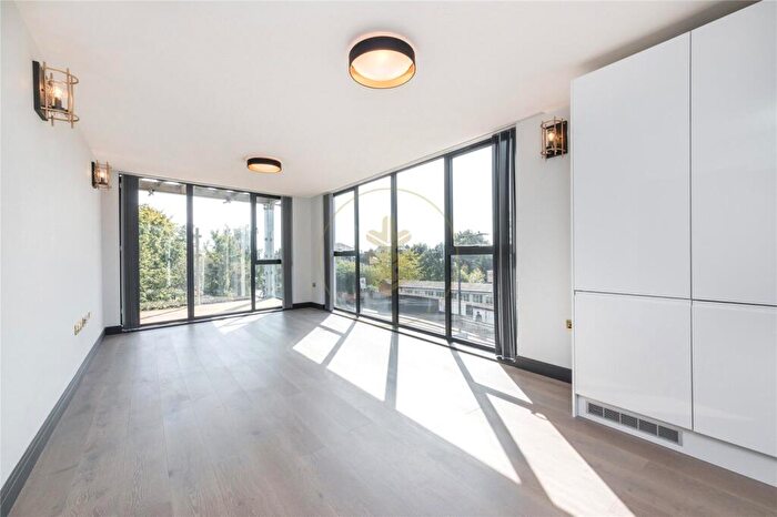 2 Bedroom Apartment To Rent In Brondesbury Park, London, NW6