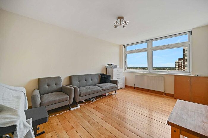 3 Bedroom Flat To Rent In Shepherds Bush Green, Shepherds Bush, London, W12