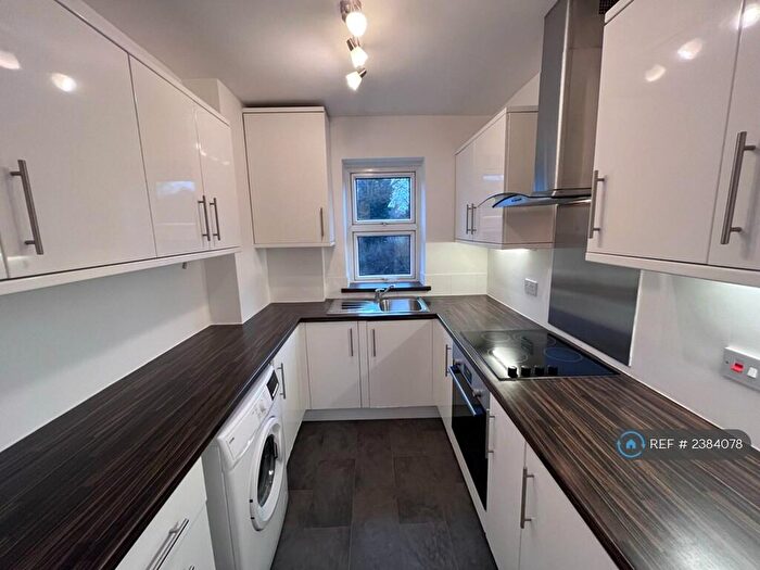 2 Bedroom Flat To Rent In Chertsey Court, London, SW14