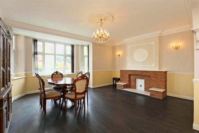 1 Bedroom Flat To Rent In Ross Court, Putney Hill, Putney, London, SW15