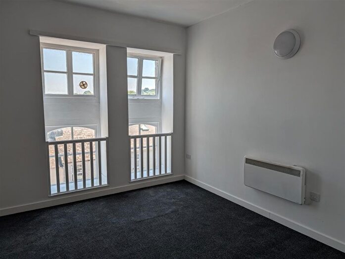 1 Bedroom Flat To Rent In Meyrick Street, Pembroke Dock, SA72