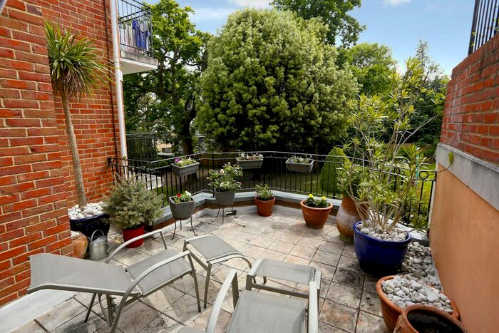 2 Bedroom Flat To Rent In Wimbledon Hill Road, London, SW19