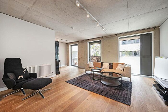 2 Bedroom Flat To Rent In Compton Street, Clerkenwell, London, EC1V