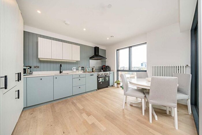 2 Bedroom Flat To Rent In Bradshaw Yard, Brentford, TW8