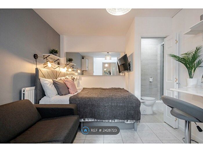 Studio To Rent In London, London, SW15