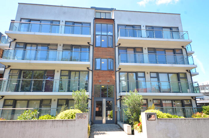 2 Bedroom Apartment For Sale In Caledonian Road, Islington, N7