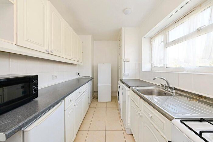 2 Bedroom Flat For Sale In Kingsdown Avenue, South Croydon, Surrey, CR2