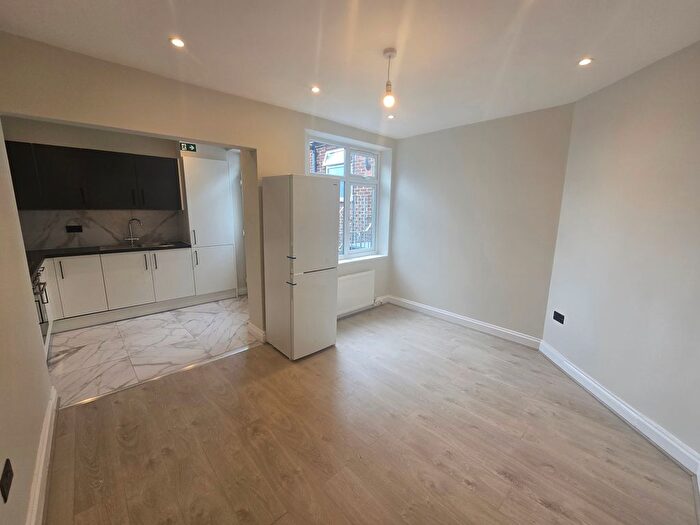 4 Bedroom Flat To Rent In Parade Mansions, Watford Way, London, NW4