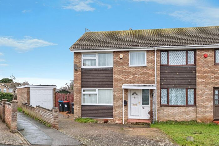 3 Bedroom Semi-Detached House For Sale In Linford Avenue, Newport Pagnell, MK16