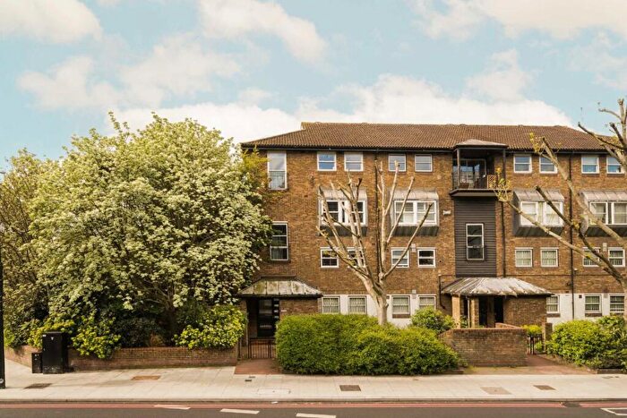 3 Bedroom Flat For Sale In Battersea Bridge Road, Battersea, SW11