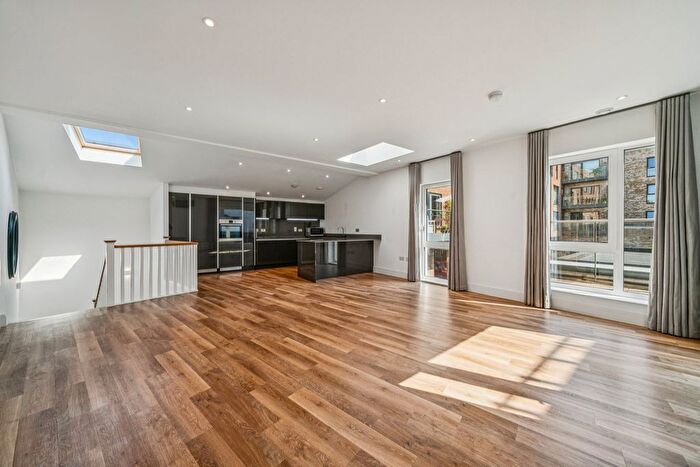 2 Bedroom Mews For Sale In Greenside Road, Ravenscourt Park, London, W12