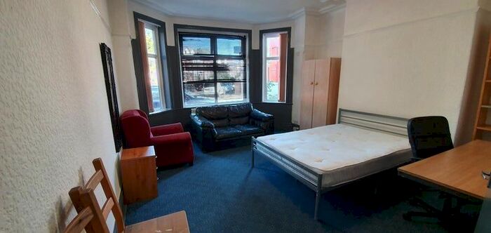 5 Bedroom Semi-Detached House To Rent In Kensington Ave (Available July ), Victoria Park, Manchester, M14