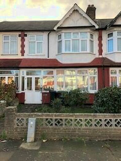 3 Bedroom Terraced House To Rent In Ridge Road, Winchmore Hill, London, N21