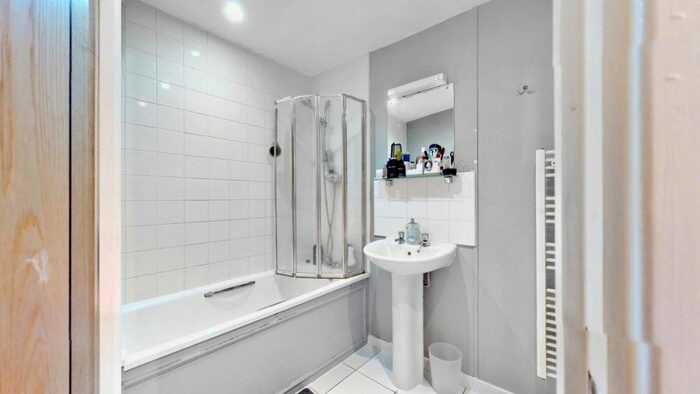 1 Bedroom Flat For Sale In Banstead Court, Westway, London, W12
