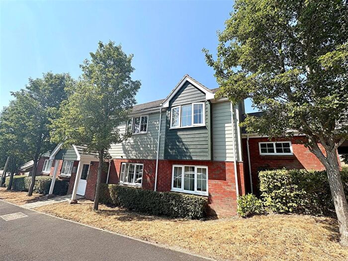 2 Bedroom Flat For Sale In Lynn Crescent, Titchfield Common, PO14