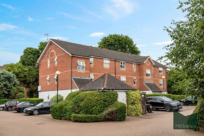 2 Bedroom Flat For Sale In Harper Close, London, N14