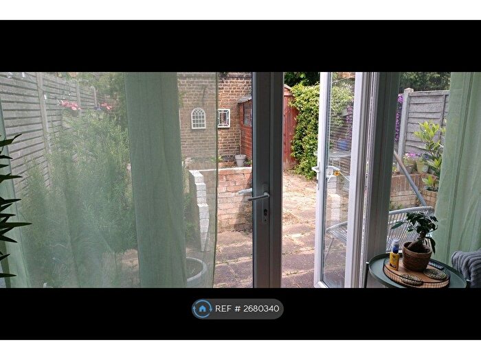 1 Bedroom Flat To Rent In Boundary Road, London, SW19