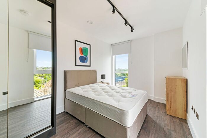 3 Bedroom Flat To Rent In Mitre Yard, North Kensington, London, NW10