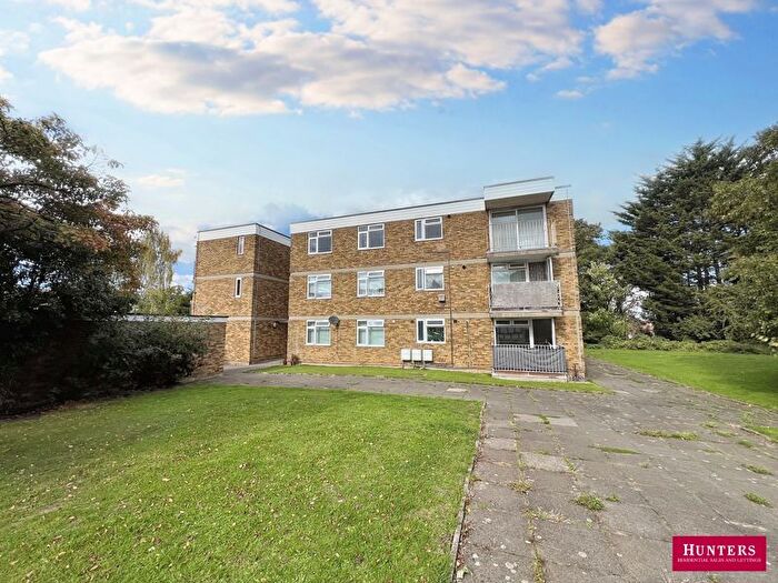2 Bedroom Flat For Sale In Simmons Close, London, N20